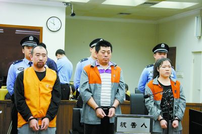 去年9月庭审照；左一为主犯孙德国。王鑫刚